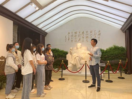 说明: E:\JINNIAN金年会重要获奖\照片素材\2、“法学+宪法”\五四宪法讲解.jpg