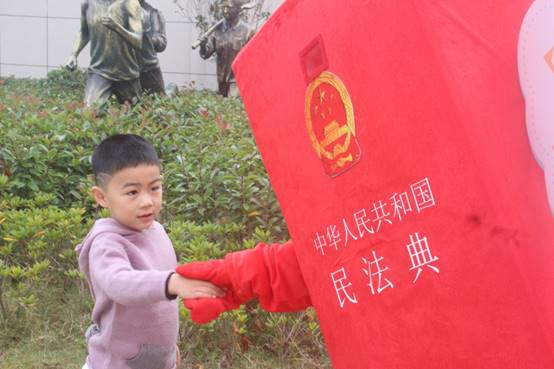 说明: E:\JINNIAN金年会重要获奖\照片素材\1、“保驾护航”普法宣传照片\2020年11月赴钱塘新区少年宫开展普法志愿服务活动现场.jpg